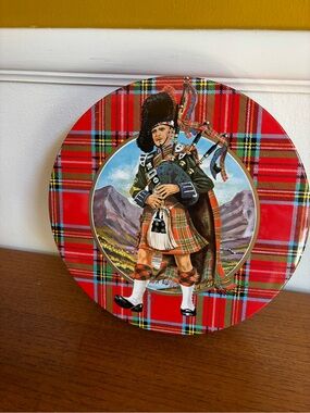 Vintage Scottish shortbread tin
